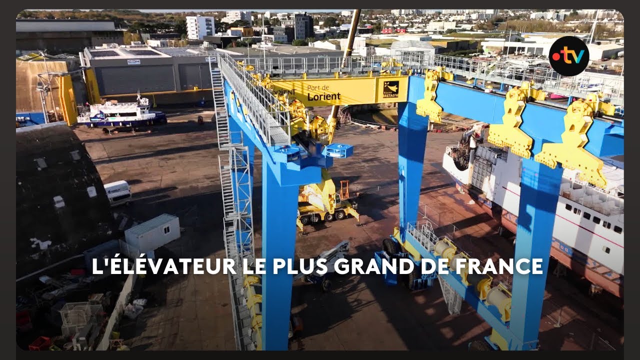 Un élévateur à Bateau de pêche ou de commerce de  800 tonnes d'acier arrivé à Lorient.