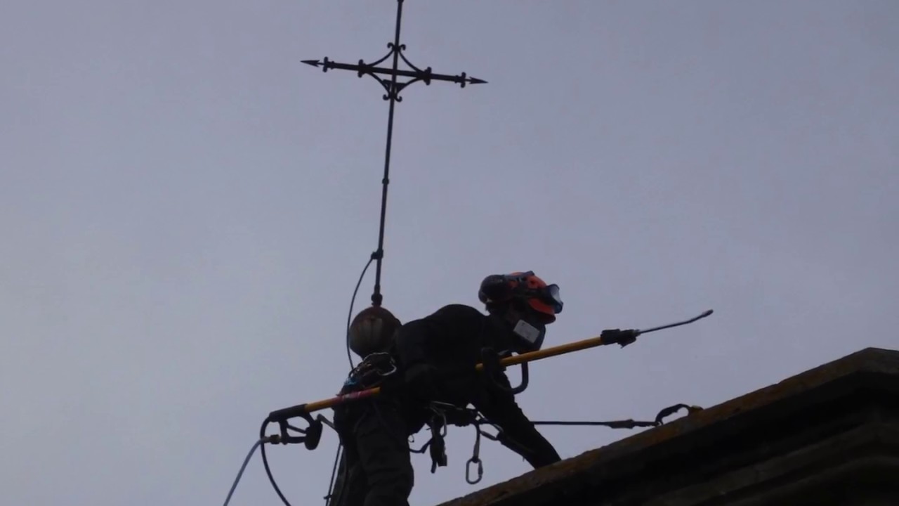 Divers travaux sur le toit de l'église de Plaisance-du-Gers