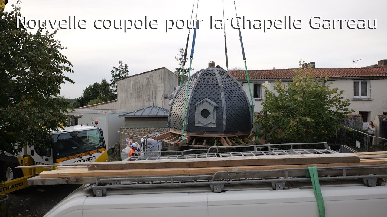 Pose de la coupole de la chapelle Garreau à Remouillé
